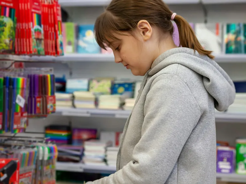 Librería y bazar con útiles escolares en estantes