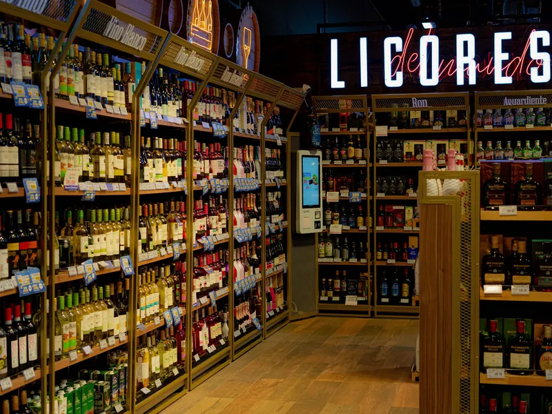 Licorería con estantes de cervezas, vinos y licores