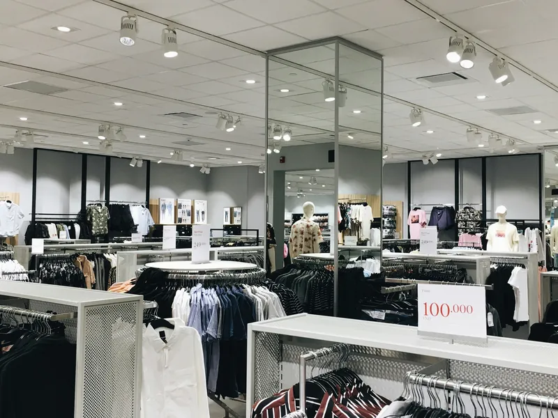 Tienda de ropa con prendas colgadas por tallas