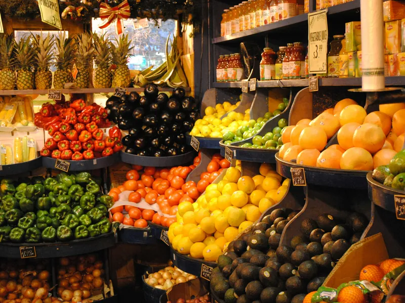 Puesto de verduras y frutas frescas en un mercado